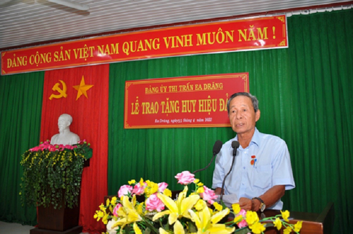 Thi tran Ea Drang trao huy hieu dang cho 3